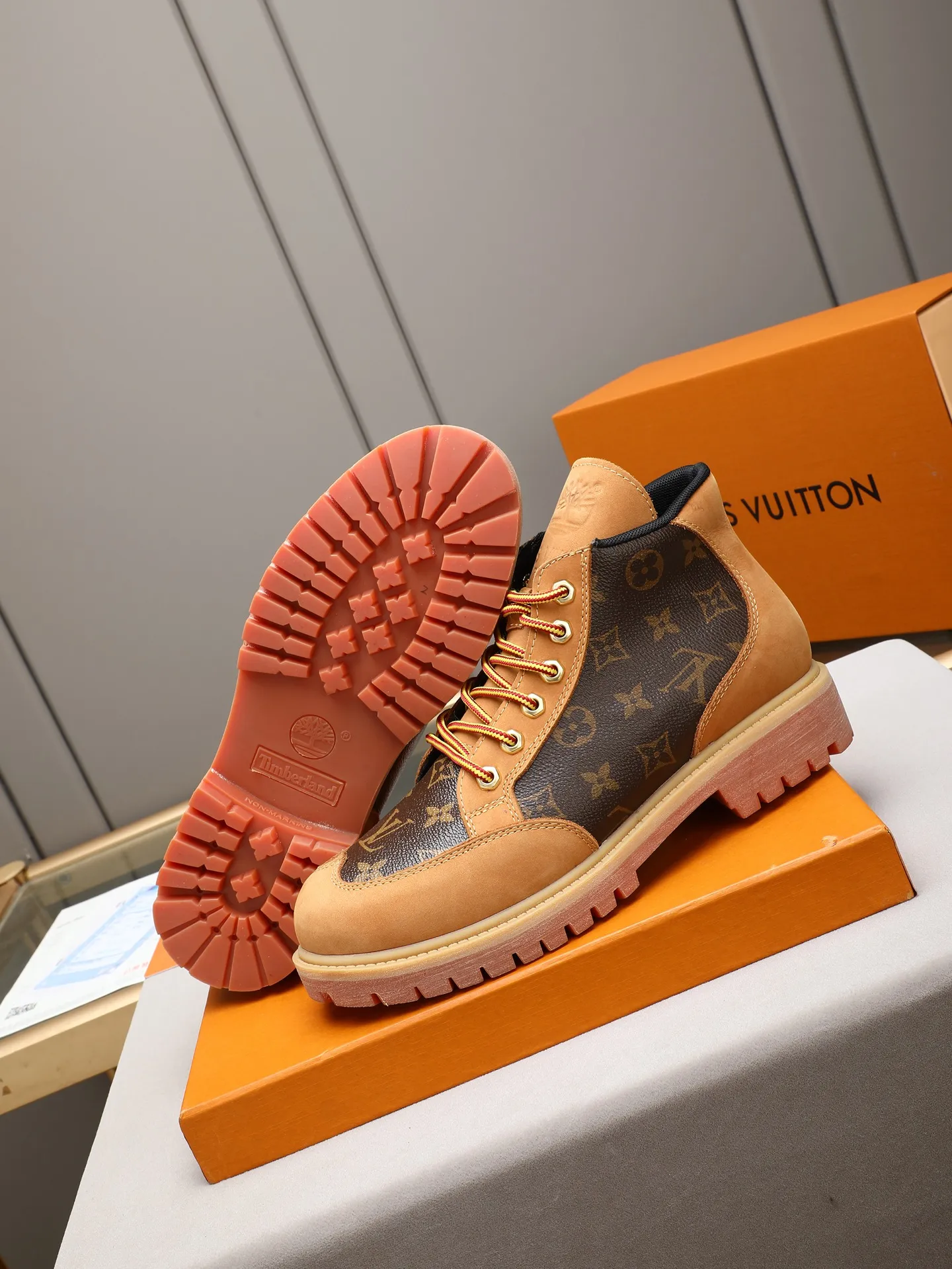 PP460 LOUIS VUITTON ss25 LV donkey brand new thick-soled lace-up big-toe shoes men's casual shoes high-top short boots. These boots are crafted from top-grain calf leather for a lightweight and comfortable fit. The thick EVA outsole is embellished with eye-catching ridges, and the trendy attitude of being both strong and soft makes it an everyday choice. ✔Upper: imported first-layer cowhide ✔Inner lining: sheep lining ✔Outsole: original molded outsole Size: 38-44 (45 customized)